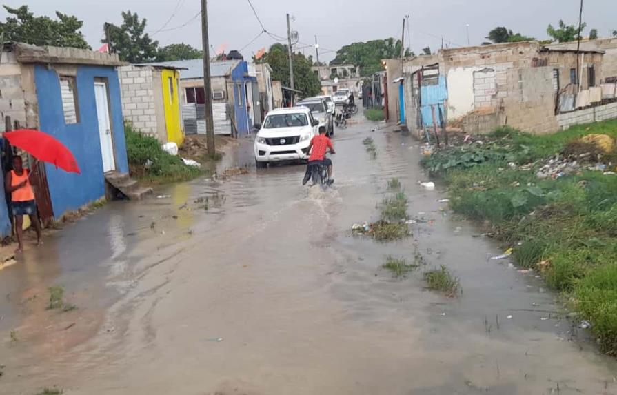 Moradores de barrios vulnerables de Higüey se niegan a salir de sus hogares por llegada de Fiona