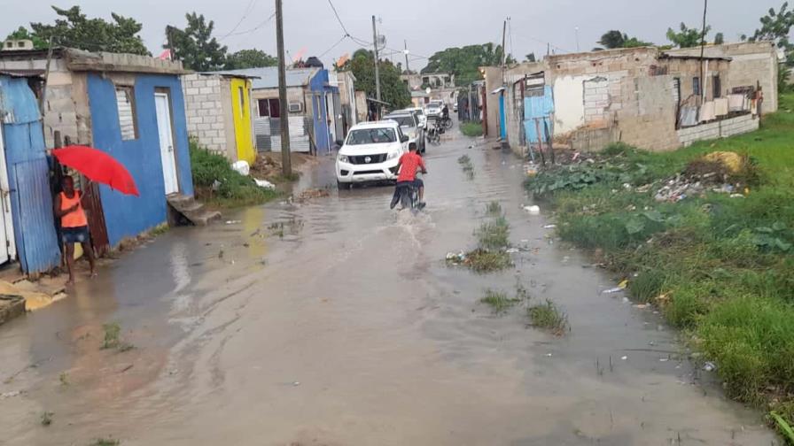 Moradores de barrios vulnerables de Higüey se niegan a salir de sus hogares por llegada de Fiona