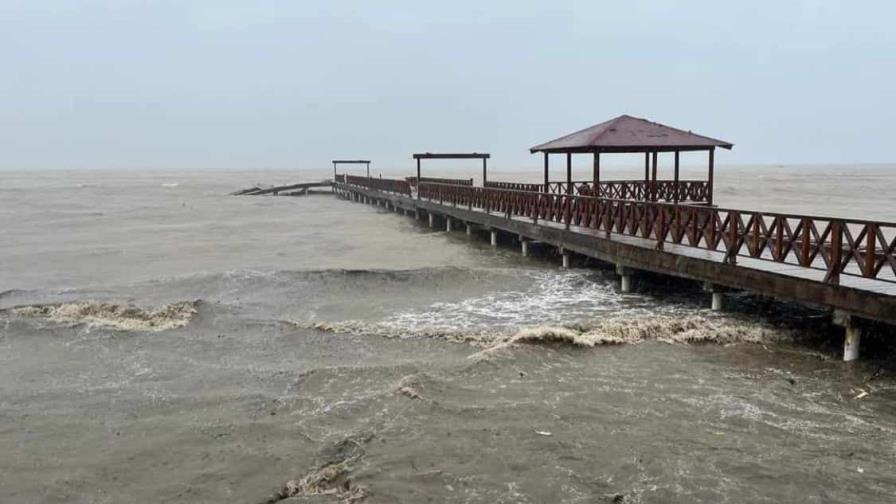 Colapsa el muelle de Miches por los efectos del huracán Fiona