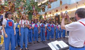 Melodías de alegría suenan en el Árbol de la Esperanza