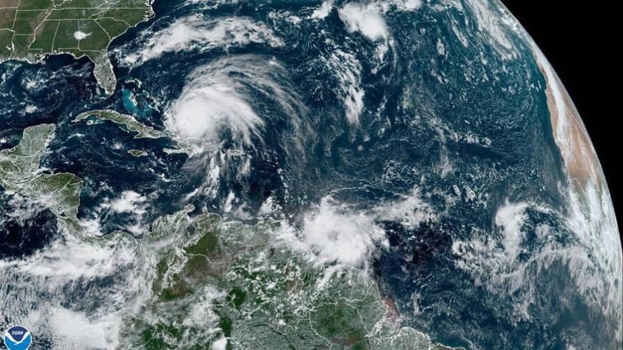 Se forma depresión tropical ocho en Atlántico y Fiona sigue como huracán mayor