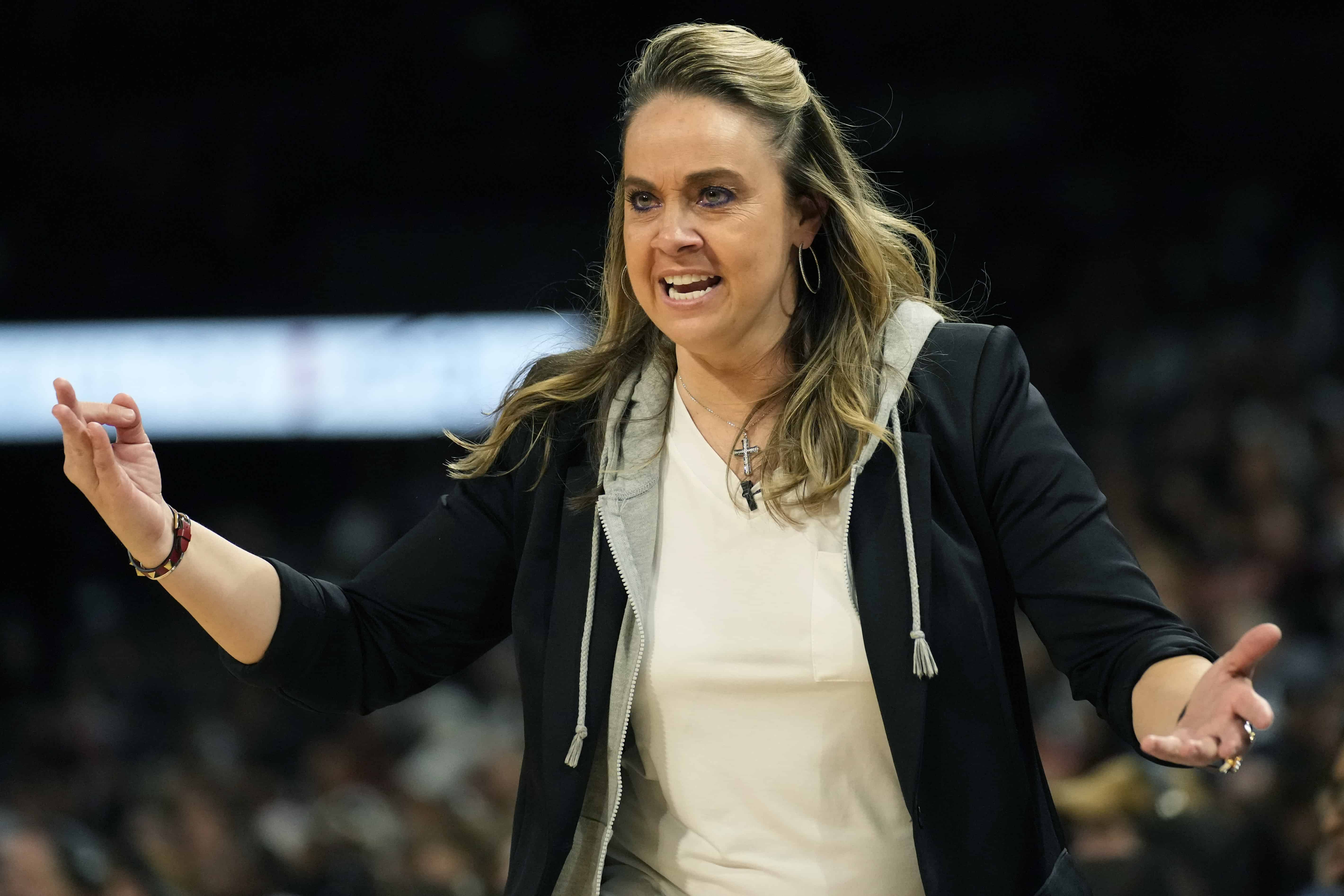 La entrenadora en jefe de Las Vegas Aces, Becky Hammon, hace un gesto hacia la cancha durante la primera mitad del Juego 2 de una serie final de playoffs de baloncesto de la WNBA contra Connecticut Sun, el martes 13 de septiembre de 2022 en Las Vegas. 