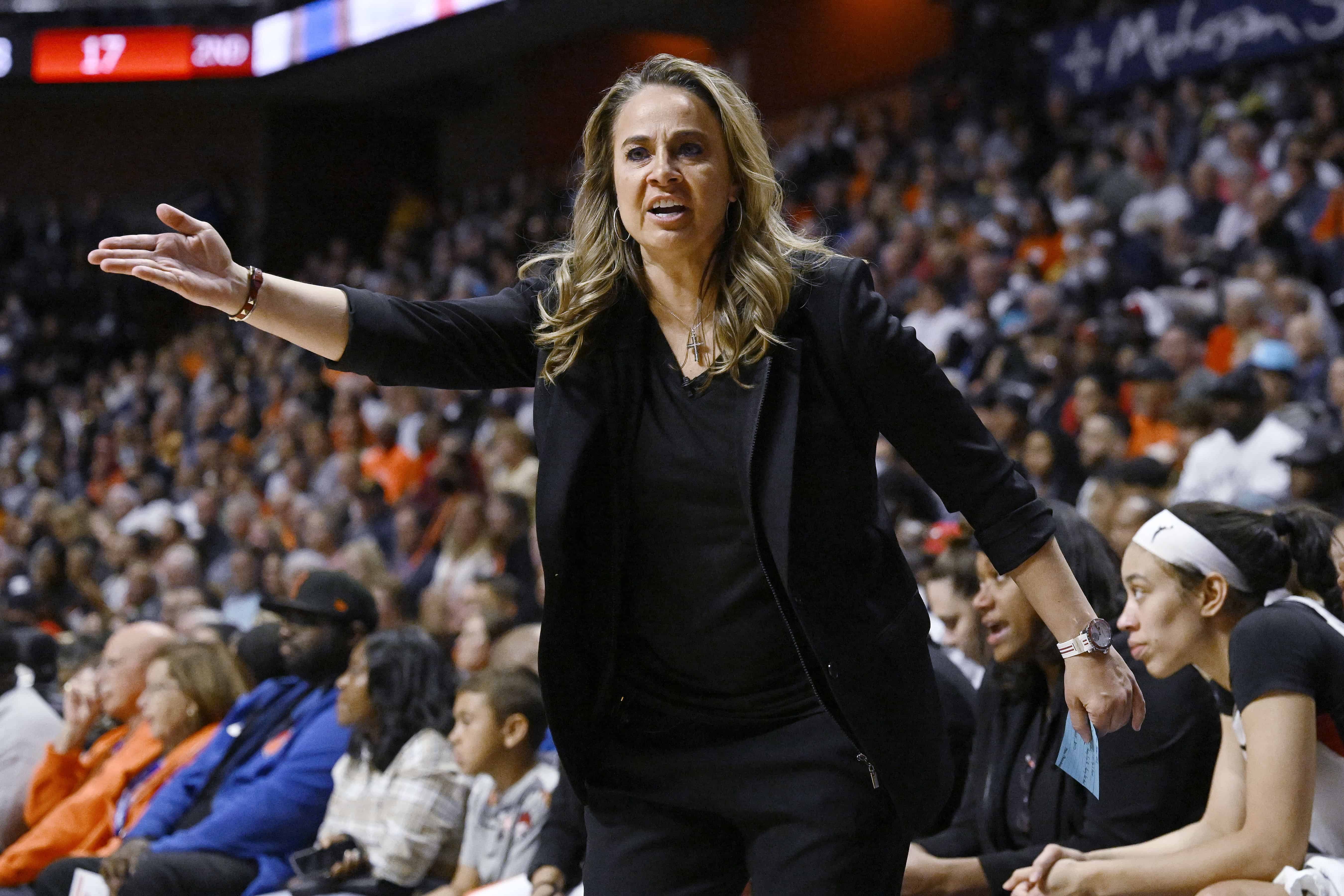 La entrenadora de las Aces de Las Vegas, Becky Hammon, reacciona durante la primera mitad del Juego 3 de las Finales de la WNBA del equipo de baloncesto contra las Connecticut Sun, el jueves 15 de septiembre de 2022 en Uncasville, Connecticut.