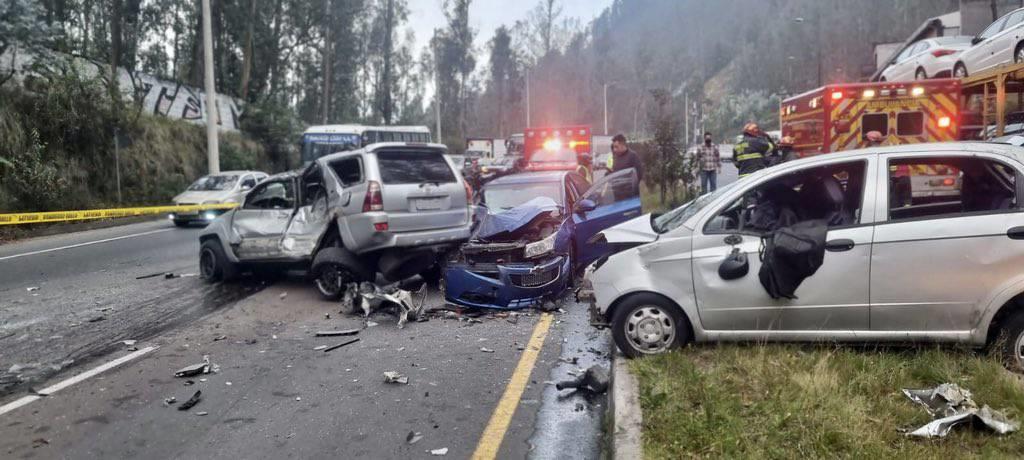 Al menos seis personas mueren al día en accidentes de tránsito en Ecuador