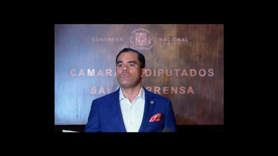 Diputado de la frase “armao, bebío y con cuarto” vuelve a publicar foto con arma de fuego