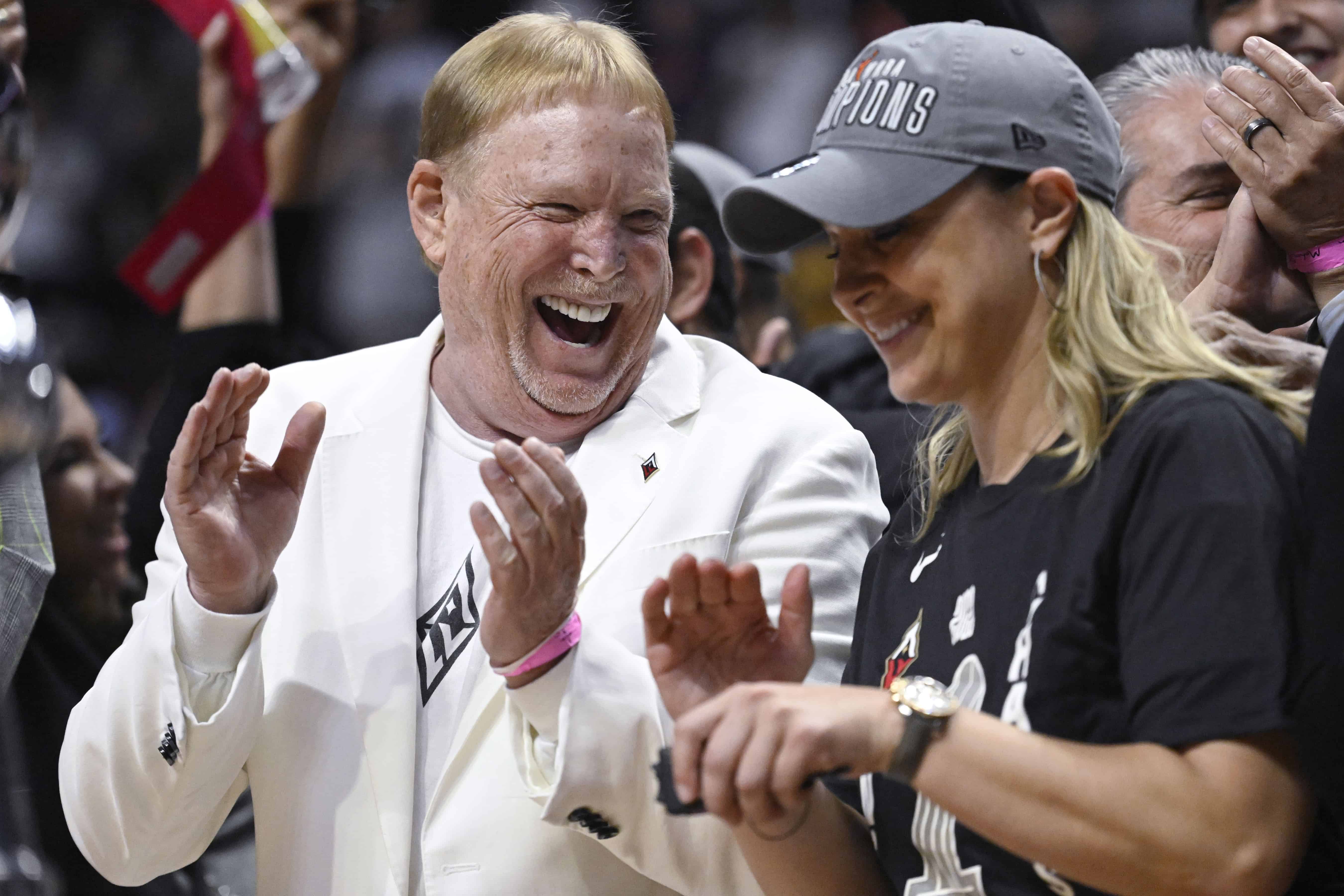 El propietario de Las Vegas Aces, Mark Davis, celebra la victoria de su equipo con la entrenadora en jefe de Las Vegas Aces, Becky Hammon, en la final de baloncesto de la WNBA contra Connecticut Sun, el domingo 18 de septiembre de 2022 en Uncasville, Connecticut.