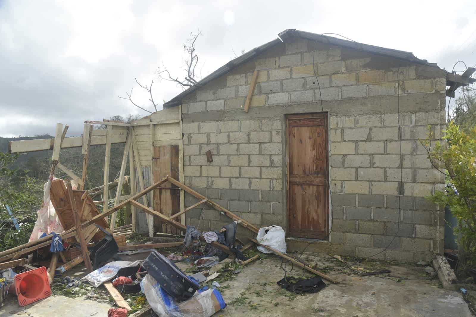 Los zinc volaron, la brisa y las lluvia destruyeron viviendas, camas, muebles, neveras, estufas, radios y un sin número de árboles en el piso enredados en alambres de electricidad.