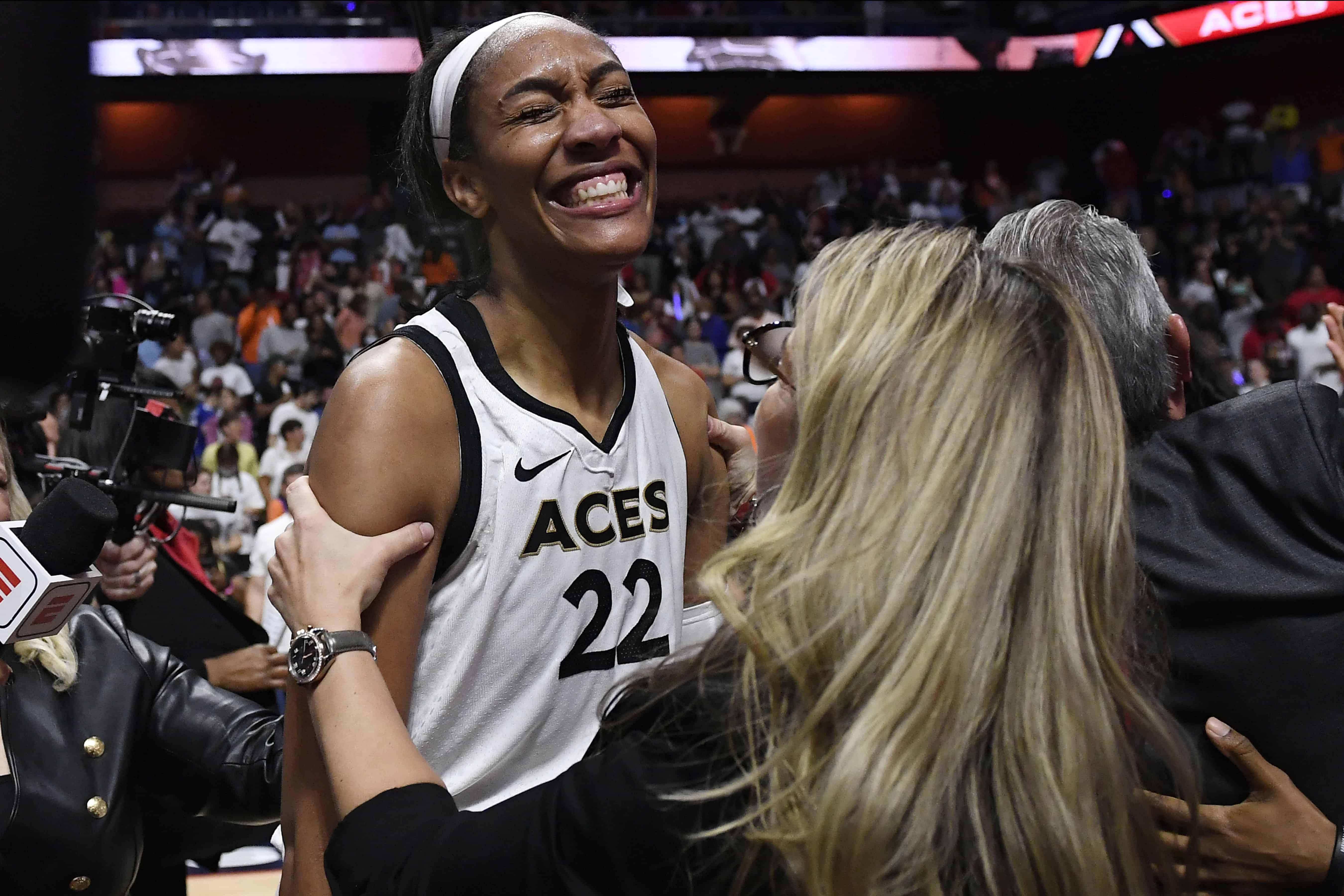 La entrenadora en jefe de Las Vegas Aces, Becky Hammon, a la derecha, celebra con A'ja Wilson de Las Vegas Aces después de su victoria en la final de baloncesto de la WNBA contra Connecticut Sun, el domingo 18 de septiembre de 2022 en Uncasville, Connecticut.