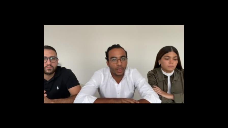 Jóvenes se disculpan por burlarse de empleada de limpieza en restaurante de la Lincoln