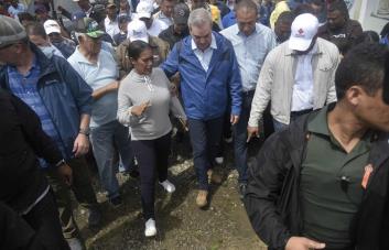 Abinader visita familias afectadas por Fiona en El Seibo