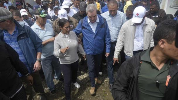 Abinader visita familias afectadas por Fiona en El Seibo