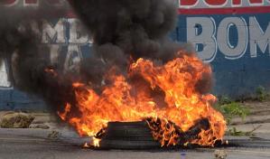 Queman neumáticos en demanda de justicia por muerte de mecánico 