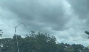 Cami&oacute;n impacta poste de luz en puente Hermanos Pati&ntilde;o en Santiago