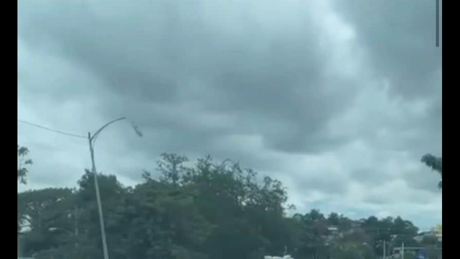 Camión impacta poste de luz en puente Hermanos Patiño en Santiago
