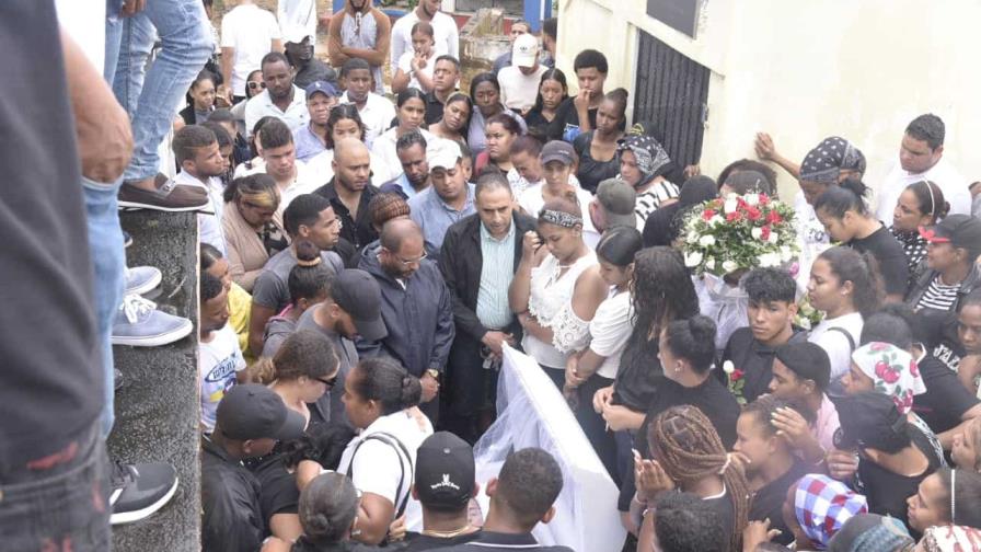 Entierran a Aurielis Calderón, joven que murió al caerle un poste del tendido eléctrico en Higüey