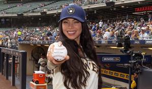 La Materialista lanza primera bola en el juego entre Milwaukee y Los Mets