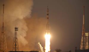 Un cohete Soyuz despega hacia la ISS con dos rusos y un estadounidense a bordo