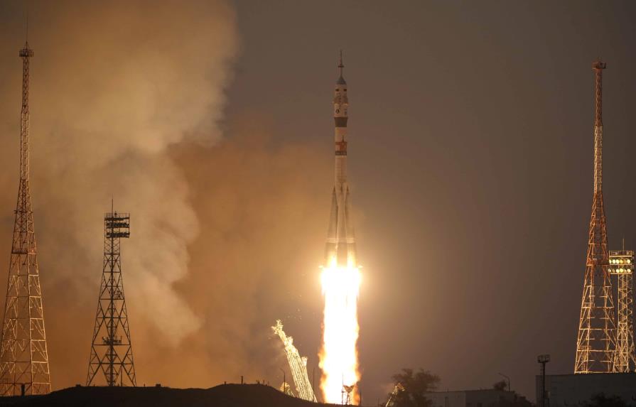 Un cohete Soyuz despega hacia la ISS con dos rusos y un estadounidense a bordo