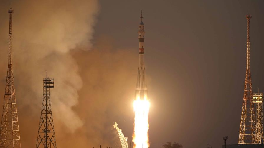 Un cohete Soyuz despega hacia la ISS con dos rusos y un estadounidense a bordo