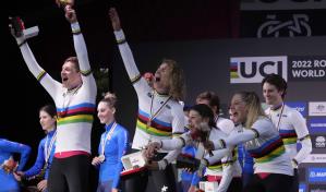 Campeona olímpica Van Vleuten sufre caída en Mundial de ruta