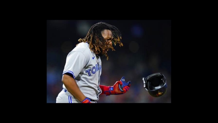 Chapman y Bradley pegan jonrones y Azulejos vencen a Filis 18-11