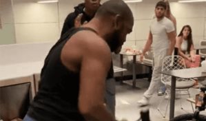 Hombre saca hacha y destruye local de McDonald´s en Manhattan durante pelea grupal