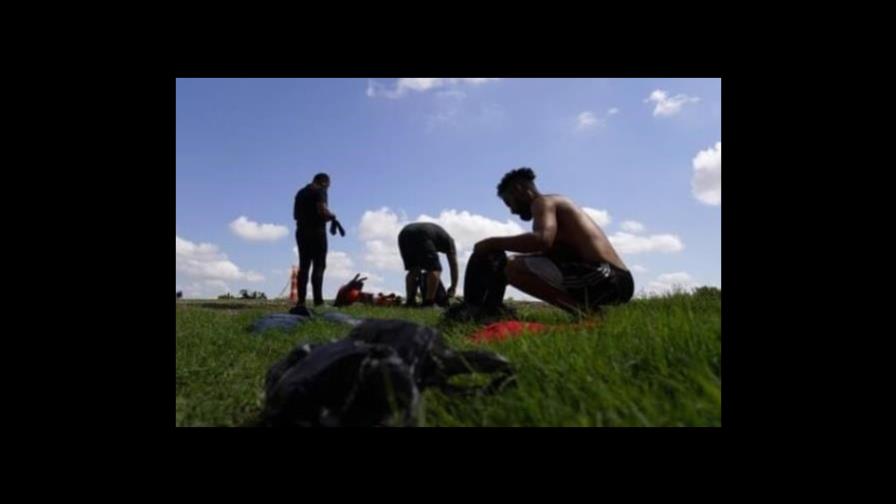 Vídeo muestra a dominicanos cruzando ilegalmente la frontera con Texas