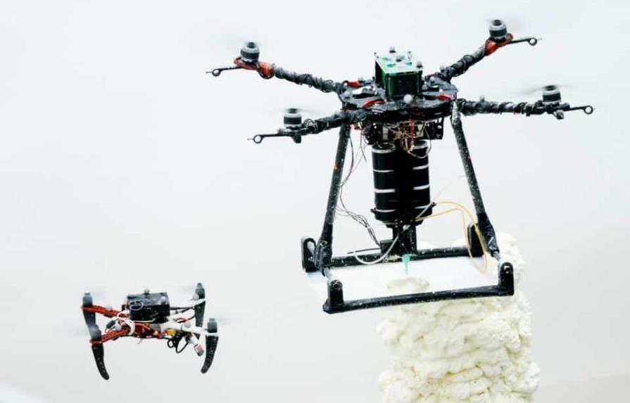 Drones inspirados en abejas reparan y construyen estructuras mientras vuelan