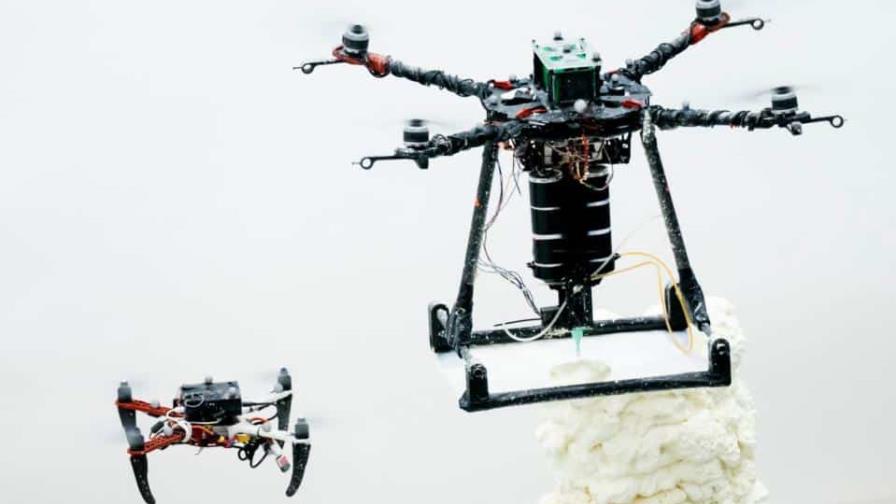 Drones inspirados en abejas reparan y construyen estructuras mientras vuelan Drones inspirados en abejas reparan y construyen estructuras mientras vuelan