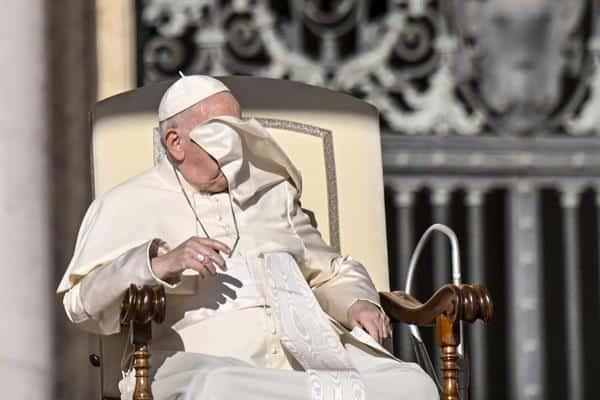 El papa advierte de la locura de que algunos piensen en usar armas nucleares