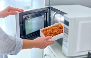 El motivo de salud por el cual nunca se debería calentar el arroz en el  horno microondas