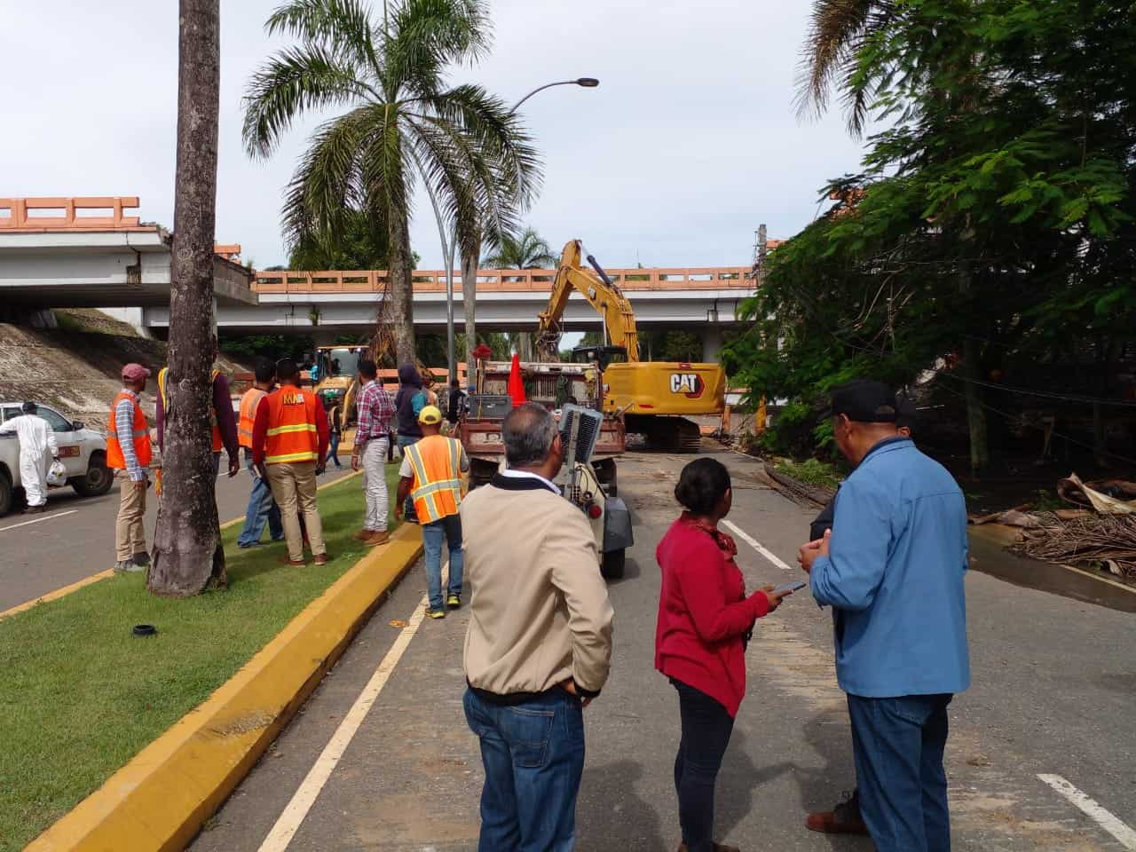 Personas trabajando en la zona 