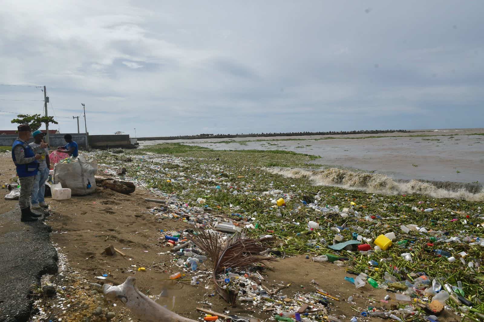 Remanentes del huracán Fiona se sienten en el Distrito Nacional con el cúmulo de plásticos y lila en la costa capitalina. 