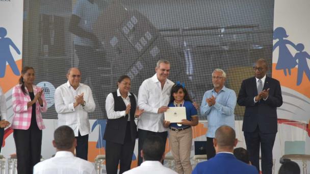 Presidente Luis Abinader y ministro de Educación dejan abierto el año escolar 2022-2023