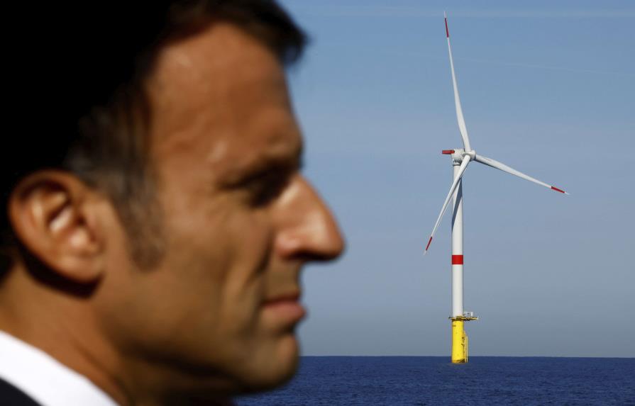 Macron pide aceleración masiva de energía renovable