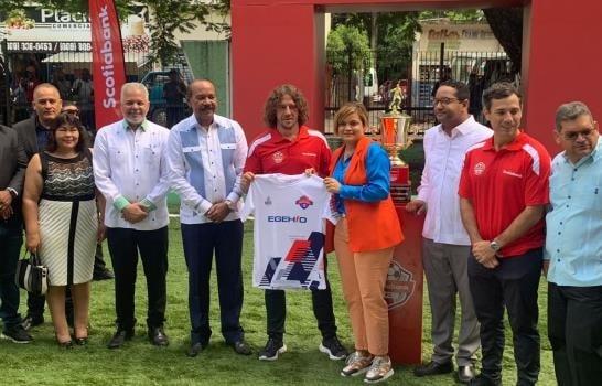 Carles Puyol encabeza inauguaración de estadio de fútbol en San Cristóbal 