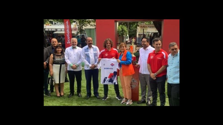 Carles Puyol encabeza inauguaración de estadio de fútbol en San Cristóbal 