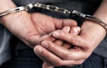 Apresan hombre por depósito de cheques falsos