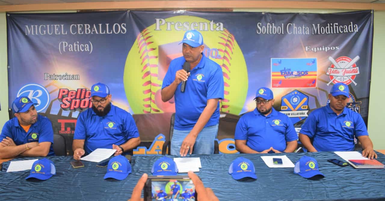 Miguel Ceballo Duarte, explica los premios del Clásico de Clásicos de softbol que lleva su nombre.