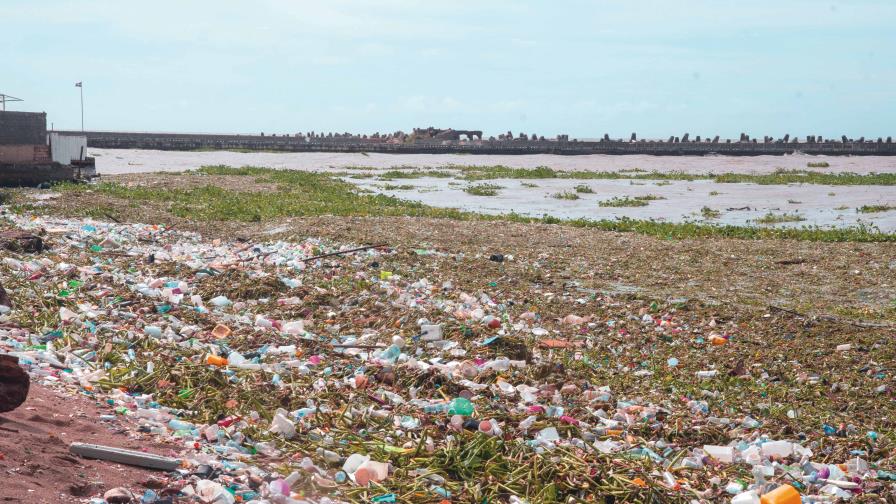 Mar Caribe se llena de residuos tras el paso de Fiona