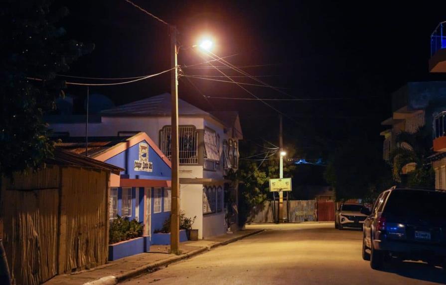 Edesur informa la iluminación de cuatro comunidades en San Juan