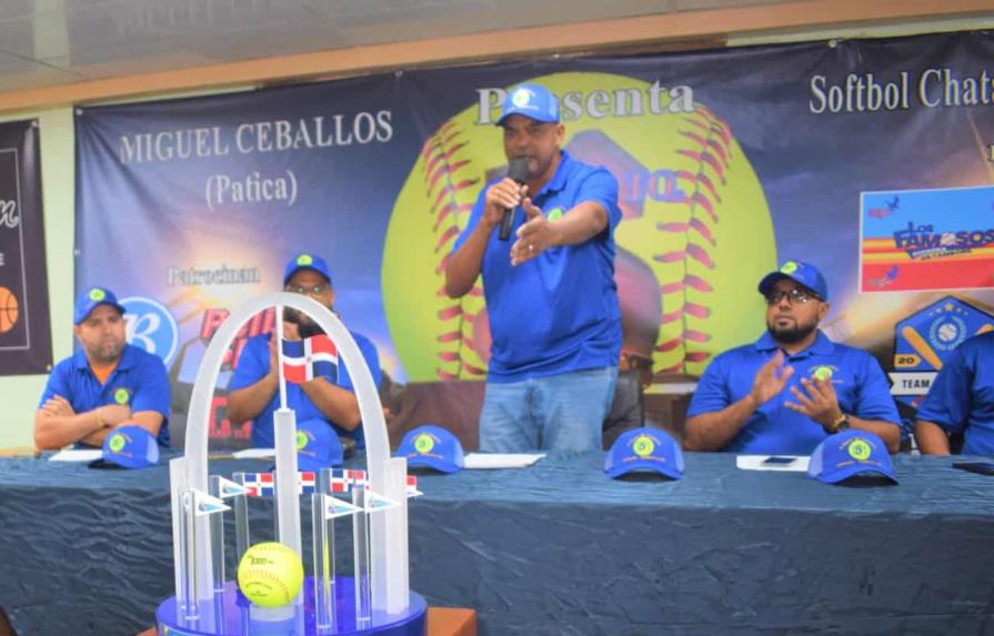 Miguel Ceballos presenta trofeo del 5to Clásico de Clásicos de softbol