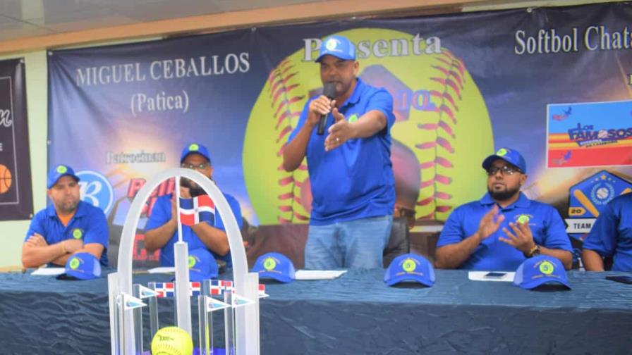 Miguel Ceballos presenta trofeo del 5to Clásico de Clásicos de softbol