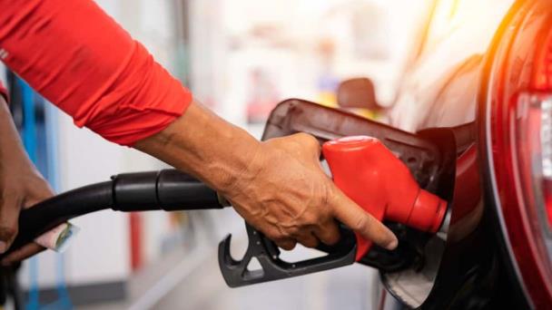 Gobierno baja RD$25 al avtur y mantiene invariable precios de los demás combustibles