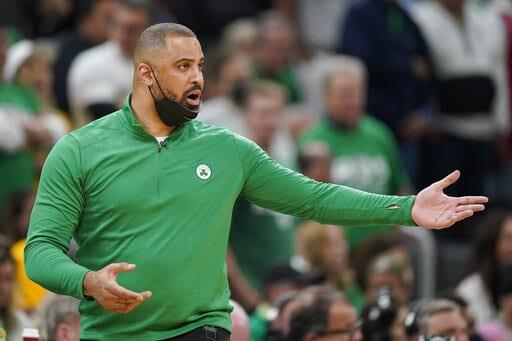 Celtics suspenden a su entrenador por toda la temporada