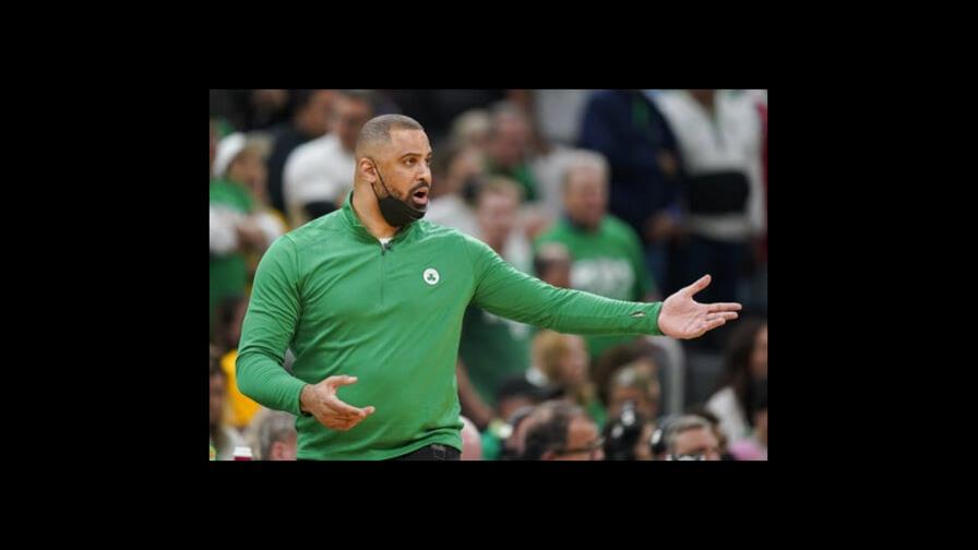Celtics suspenden a su entrenador por toda la temporada