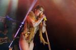 Alejandra Guzmán se molesta con fanática que la toqueteó en pleno escenario Alejandra Guzmán se molesta con fanática que la toqueteó en pleno escenario