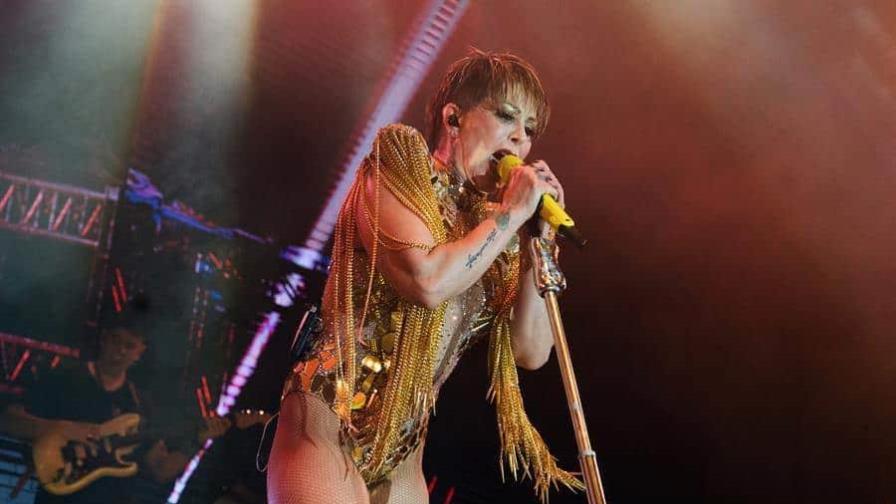 Alejandra Guzmán se molesta con fanática que la toqueteó en pleno escenario