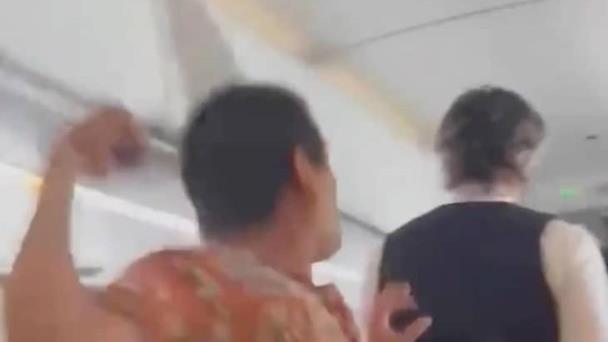 Video capta a pasajero golpeando a asistente de vuelo de American Airlines