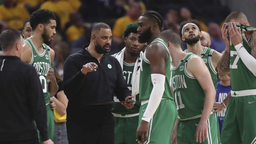 Celtics suspenden a su entrenador por toda la temporada